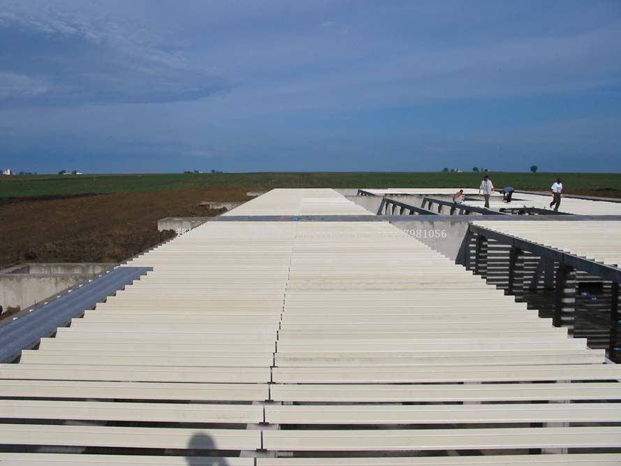 玻璃鋼豬地板支撐梁安裝現(xiàn)場(chǎng)